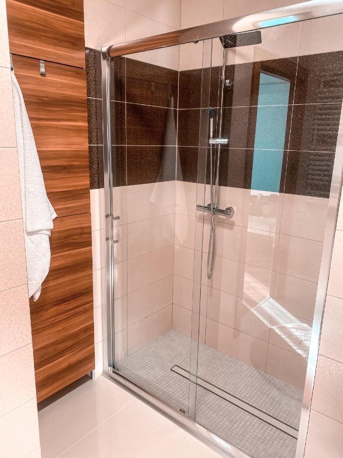 Apartament Solna 80 - Centrum Miasta Z Podziemnym Garazem キェルツェ エクステリア 写真